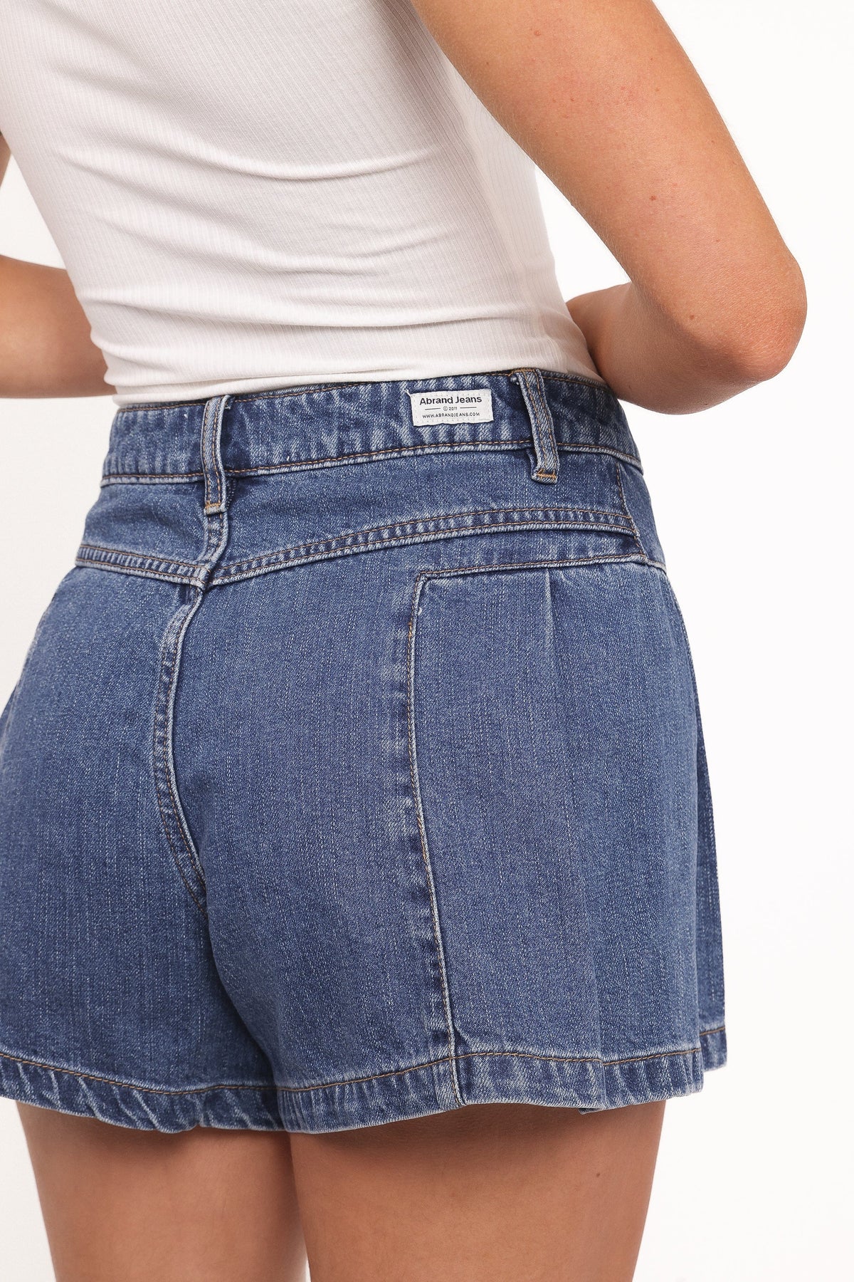 Abrand 94 Pleated Short - Bella